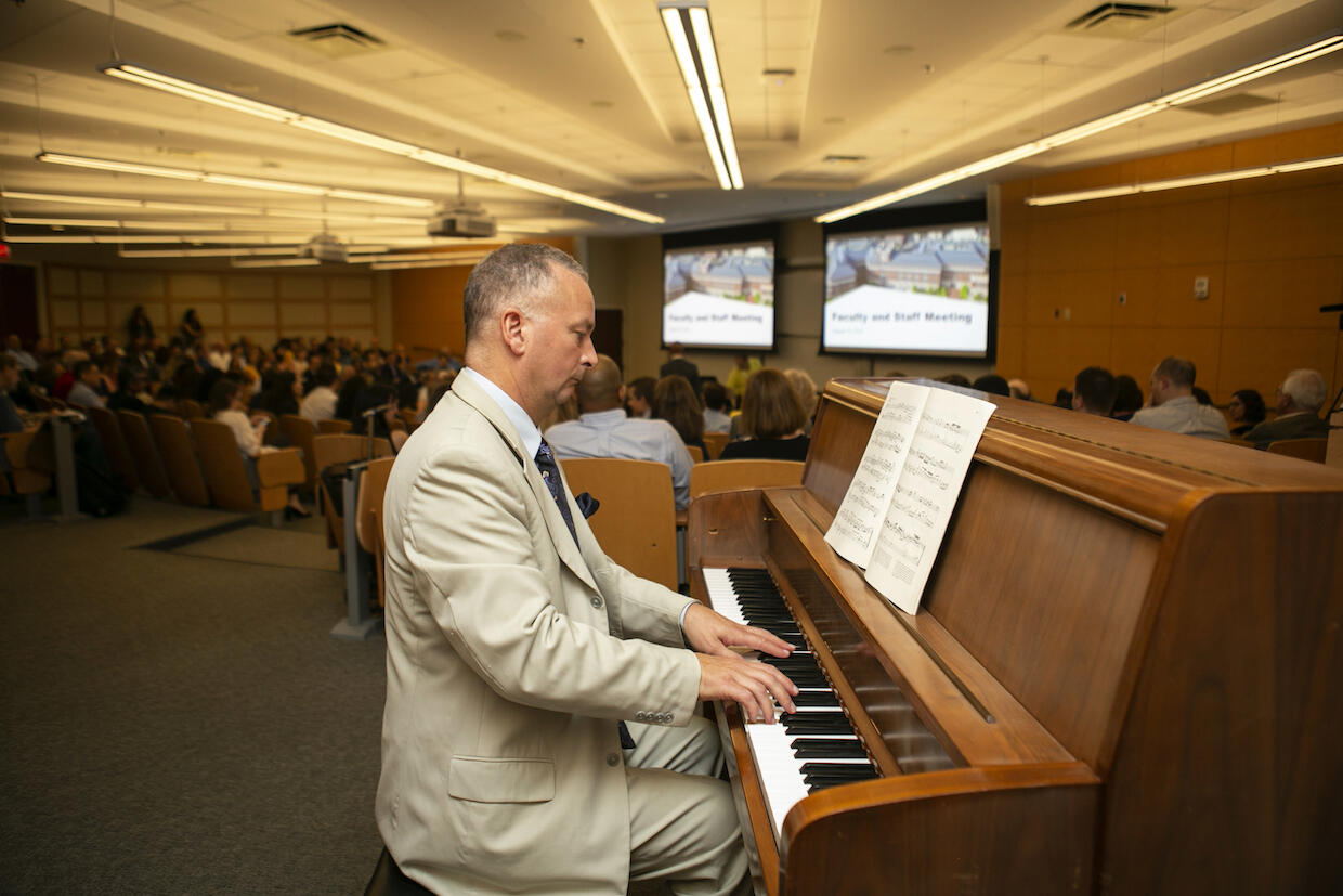 Richmond Symphony Director David Fiske plays piano at the VCU School of Business' start-of-the-semester faculty and staff meeting. (Photo by Megan Garrison, courtesy VCU School of Business)