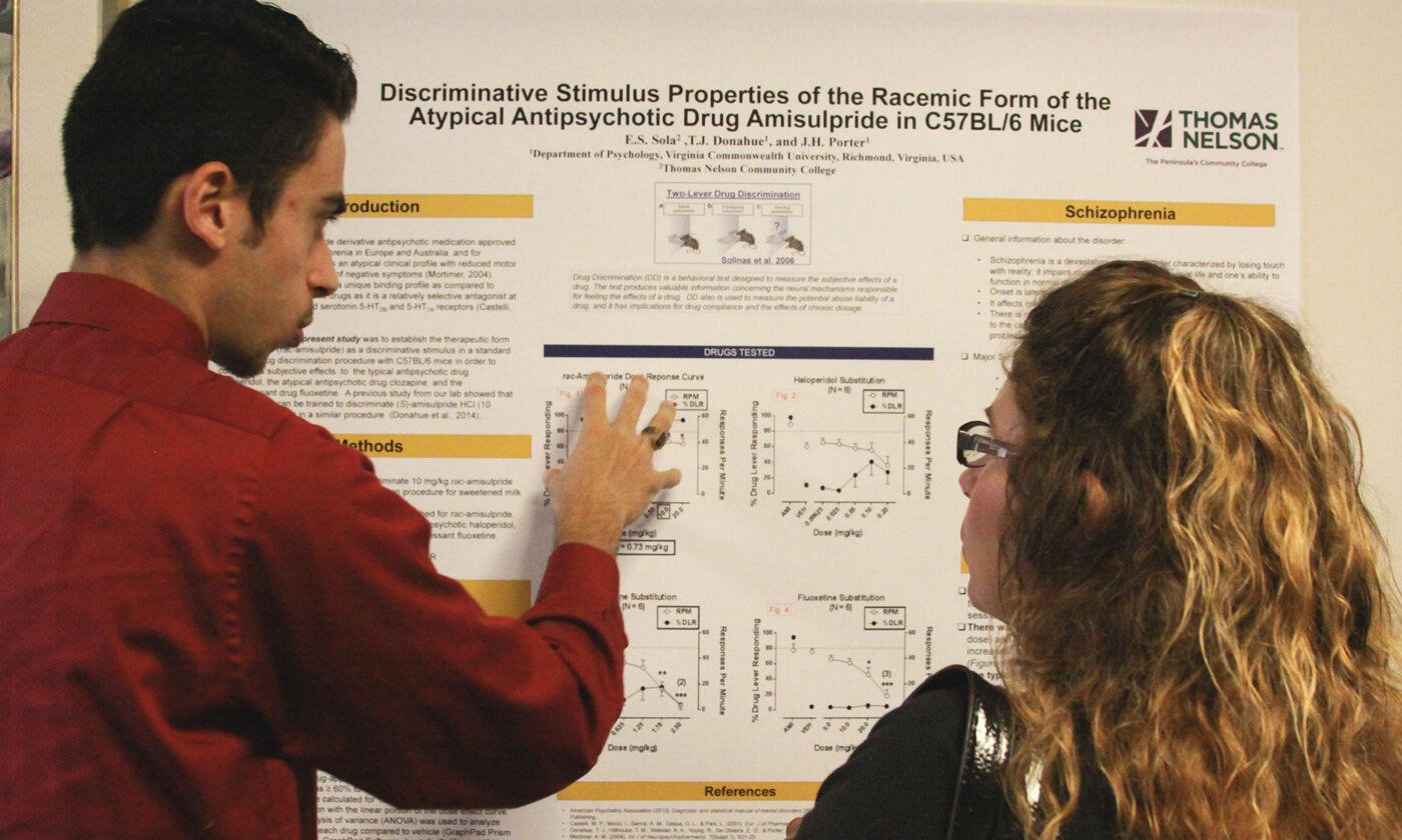 Eric Solá of Thomas Nelson Community College explains his research project at a recent poster presentation.