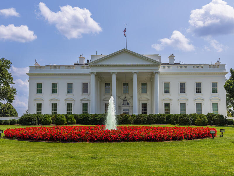 Photo of the exterior of the White House.