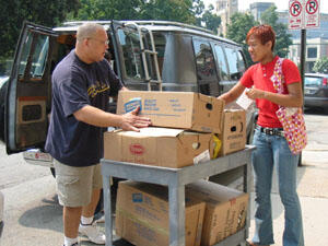 Howard Hyde helps his daughter, Morgan load a cart of her belongings as she moves into VCU's Johnson Hall.