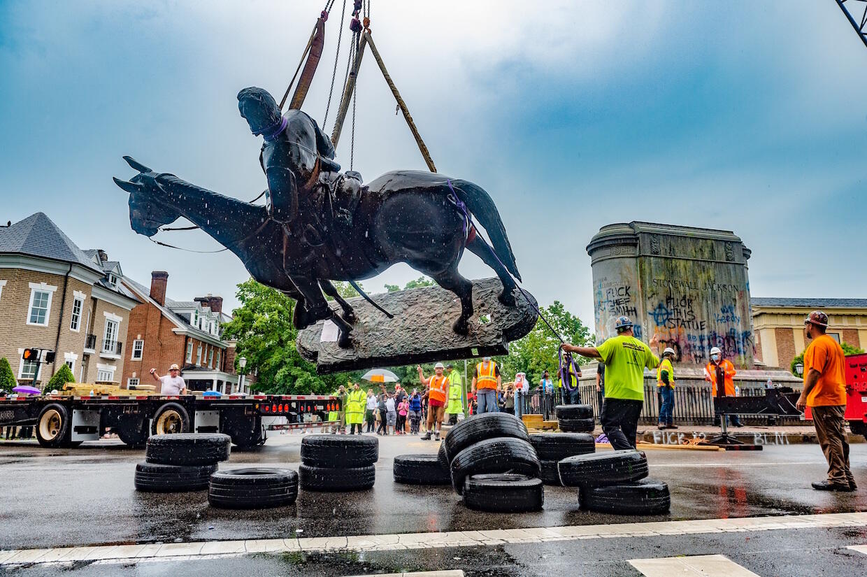 City workers removing the Stonewall Jackson statue in Richmond.