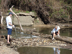 First-year medical student Lisa Sienkiewicz and fellow volunteer Mike O'Brien cleared trash and trails at Bryan Park. Image courtesy of Bethany Morehouse.
