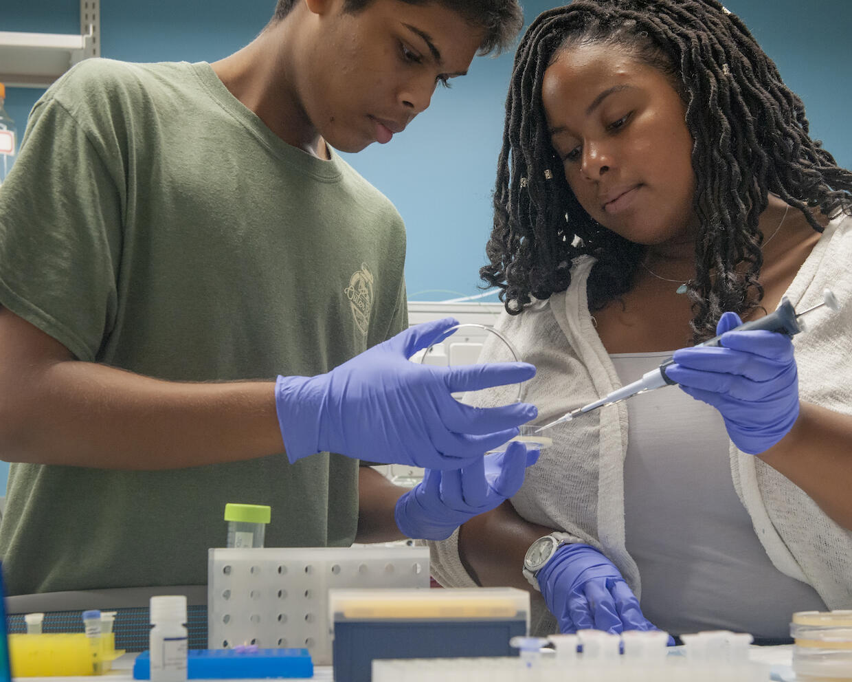 Abhay Dharanikota, left, and Janay Little, in the lab at VCU.