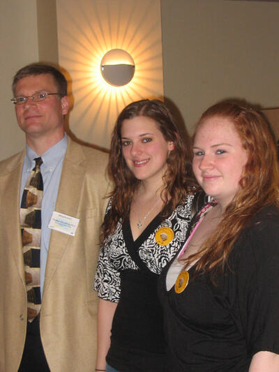 From left: Thomas E. Eissenberg, Ph.D., VCU professor of psychology, and Hermitage High School students Ashley Bernard and Lisa Brock participate in “Brain Day, A Neuroscience Conference for Psychology Students.”  Eissenberg discussed the risks of Hookah smoking.  Joseph Porter, Ph.D., professor of psychology, also delivered a presentation on schizophrenia as a brain disease. The daylong event took place March 14. Photo by Mike Porter, VCU Communications and Public Relations.