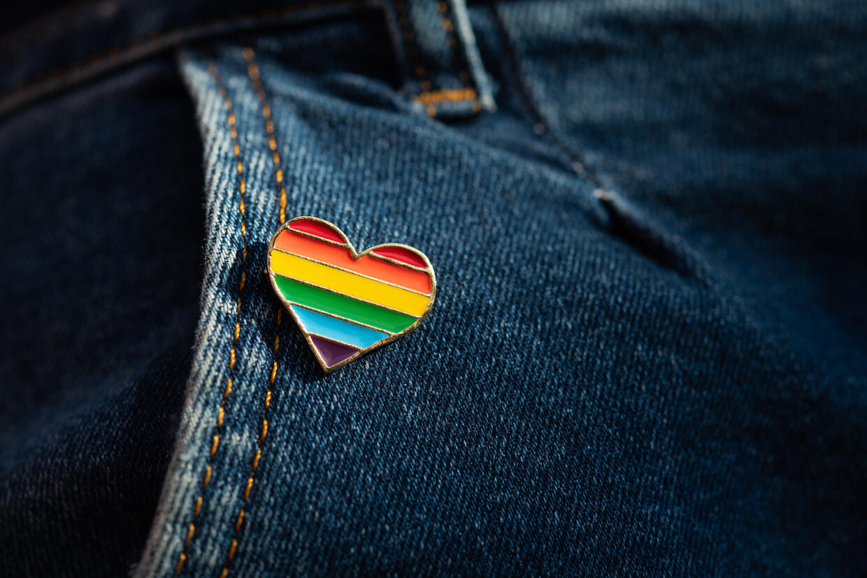 Pride heart lapel pin