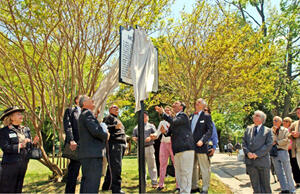 VCU President Eugene P. Trani and 2nd District Richmond Councilman Bill Pantele unveil Monroe Park’s new historical marker.

Photo by Jennifer Watson, VCU Creative Services 
