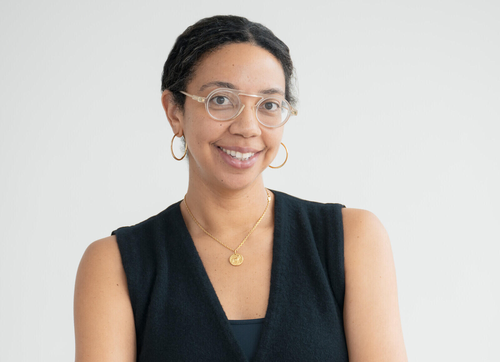 A photo of a woman wearing glasses. 
