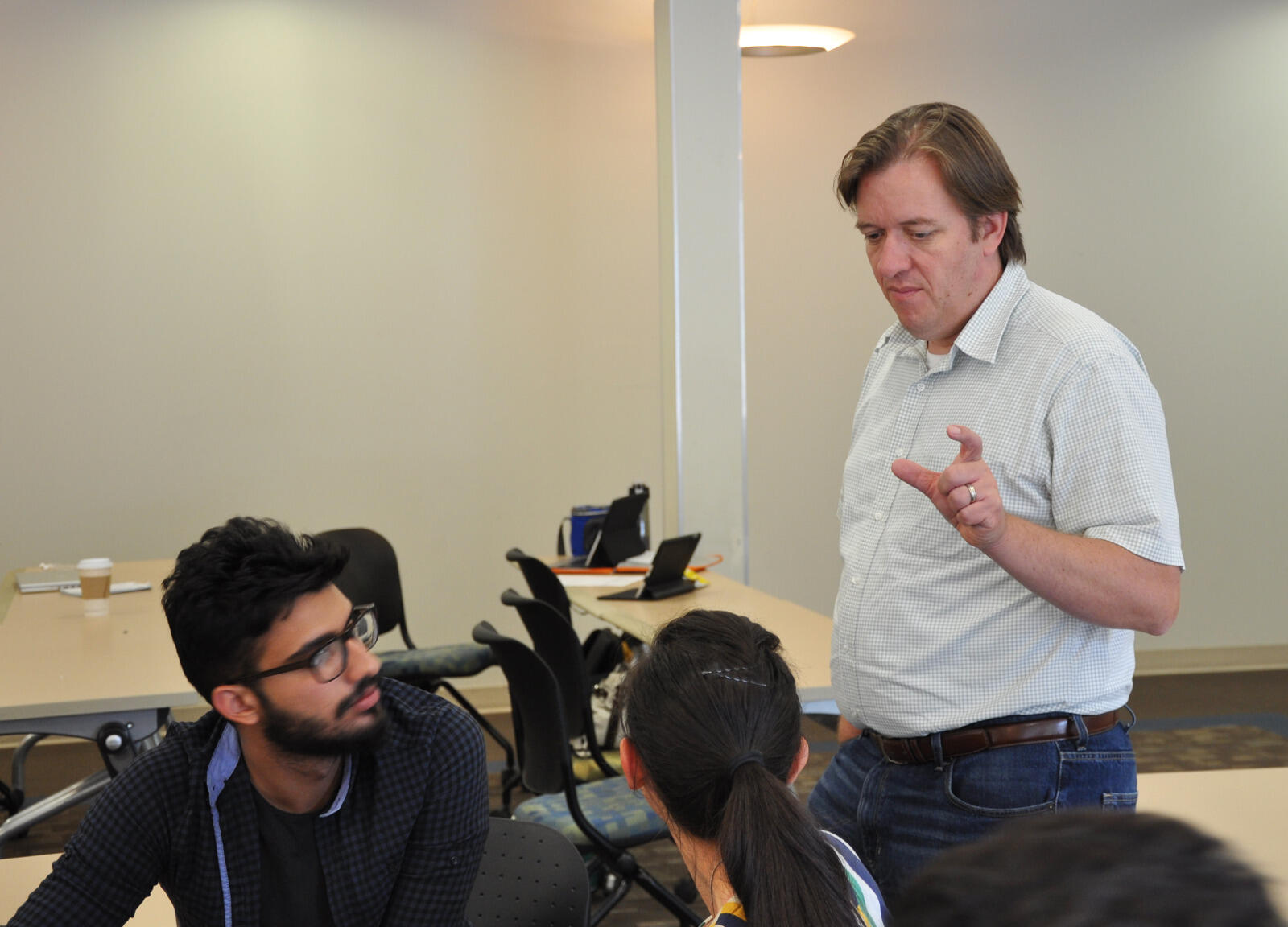 Marcus Messner, Ph.D., associate professor at the Richard T. Robertson School of Media and Culture, talks with students in the VCU Social Media Institute.
