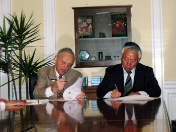 VCU President Eugene Trani, Ph.D., and Fudan University Chancellor Qin Shaode each signed documents in English and Chinese cementing the agreement between the two universities.