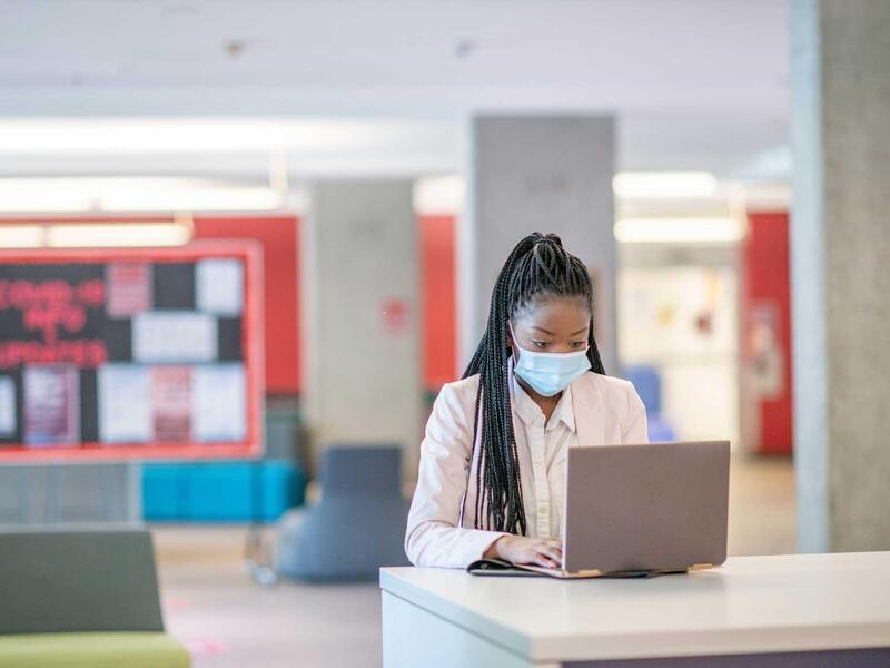 A VCU-led study of students in seven countries early in the pandemic finds that college students were more likely to practice social distancing if they believed two things: that it would protect against COVID-19 and that it was an action they could easily carry out. (Getty Images)