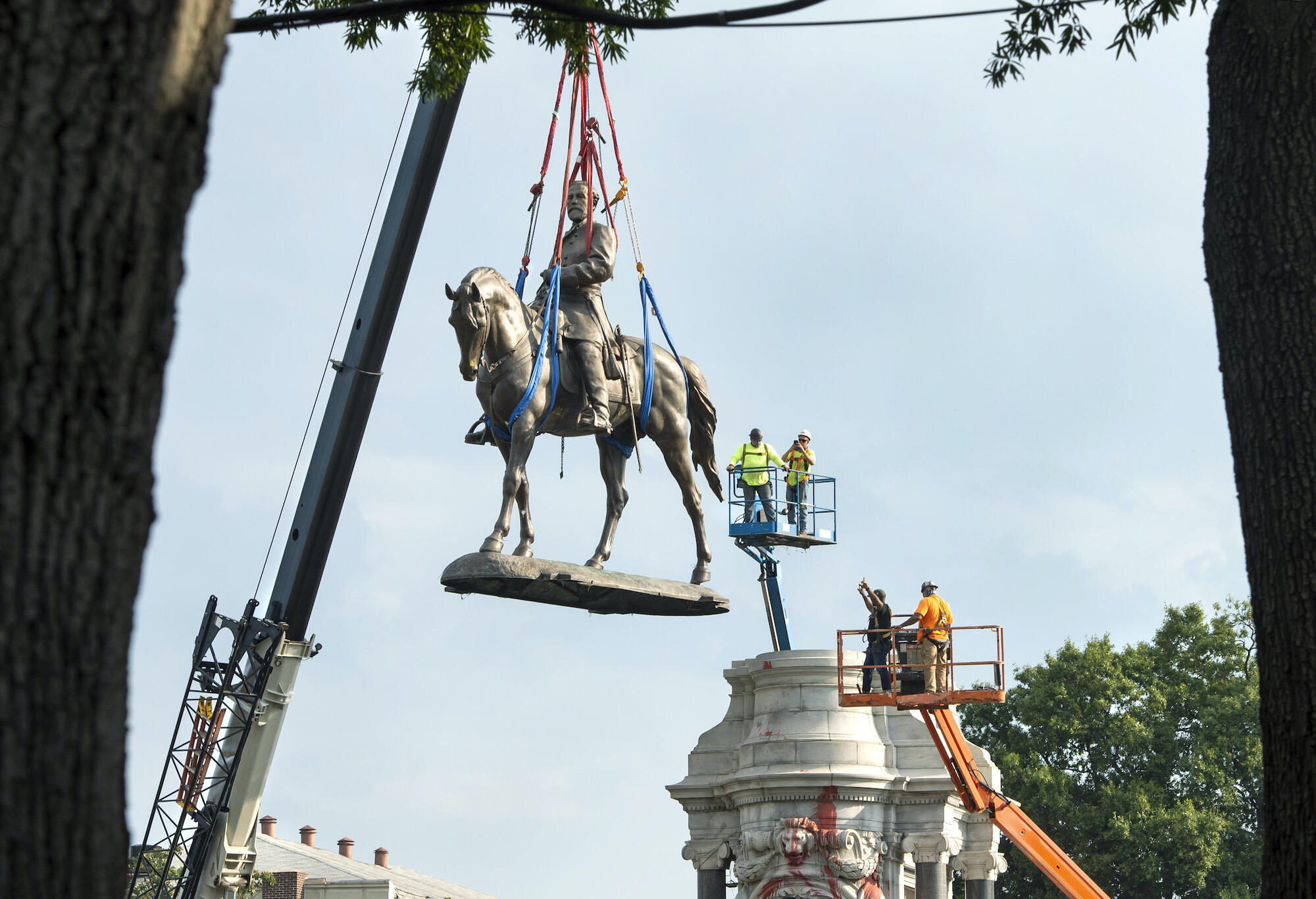 The Robert E. Lee statue is removed from its plinth