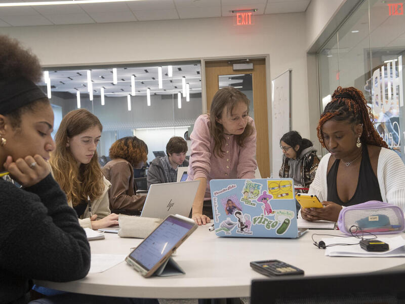 Amanda Harris, Ph.D., a teaching associate professor of chemistry, meets with students in the Science Hub as part of student hours in VCU’s new STEM building on Franklin Street. (Photo by Thomas Kojcsich, Enterprise Marketing and Communications)