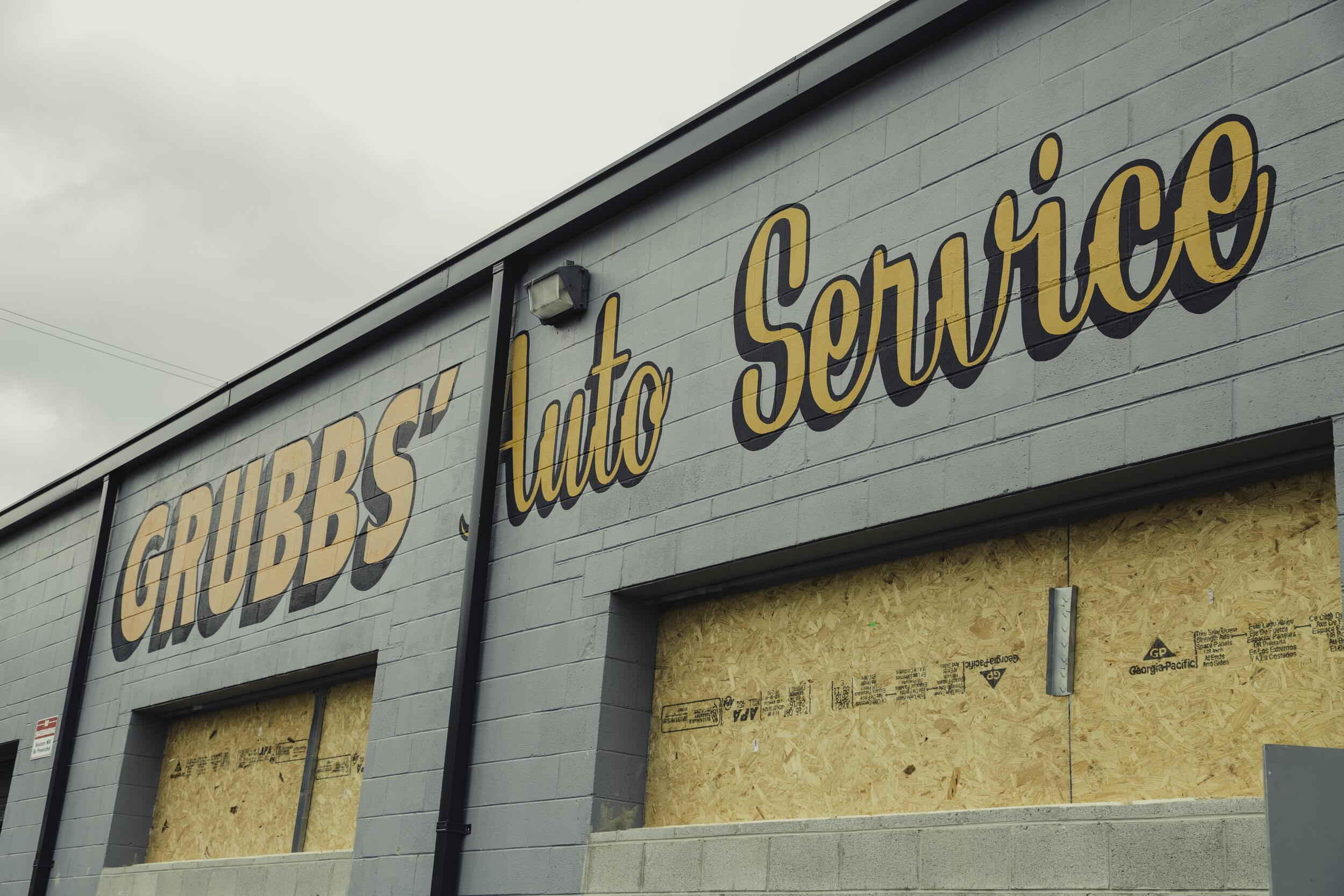 Photo of building with sign reading \"GRUBBS' Auto Service\"
