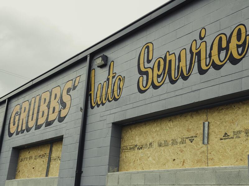 Photo of building with sign reading \"GRUBBS' Auto Service\"