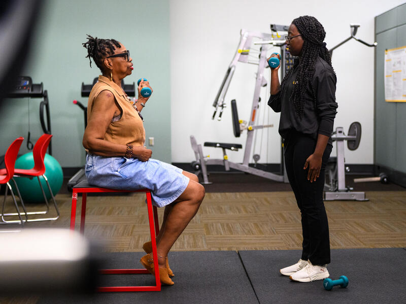 VCU biology major Selah Porter works with Carol Bourne, a patient in the Department of Kinesiology’s Renal Rehab program. (Photo by Jonathan Mehring, Enterprise Marketing and Communications)