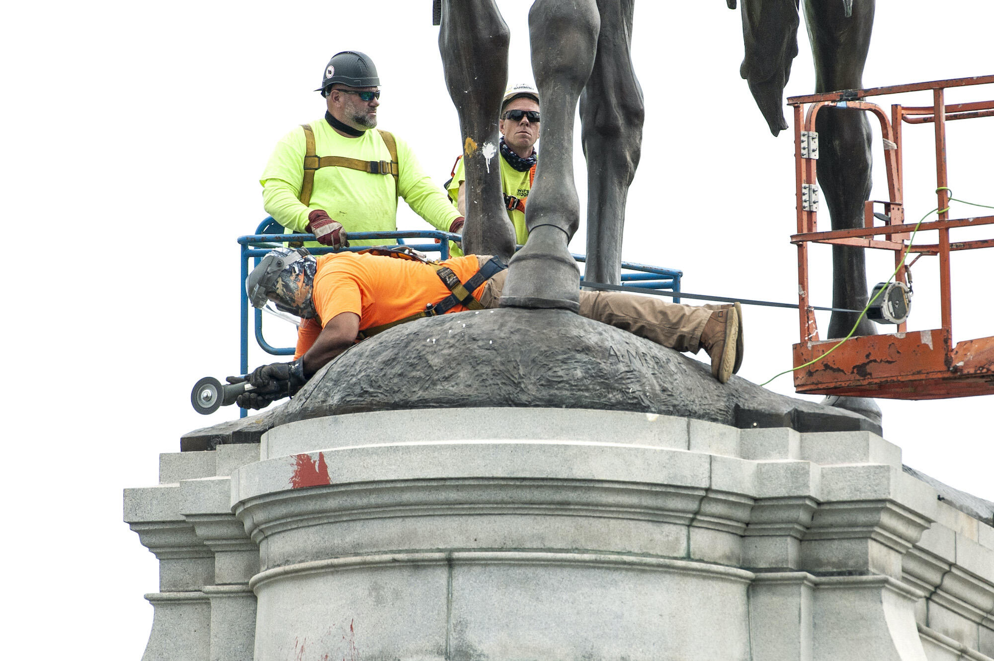 Workers begin removing the Robert E. Lee statue from its plinth