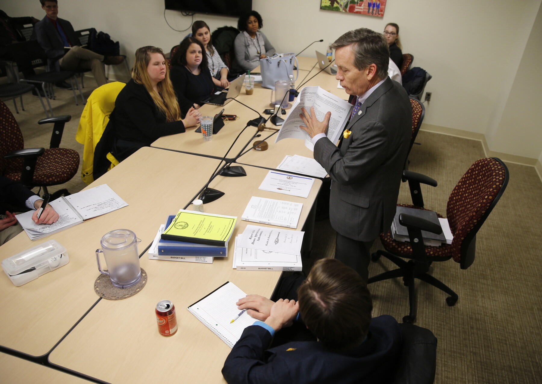 Virginia Capitol Semester students meet with House Appropriations Chairman S. Chris Jones to discuss the finer points of putting together a $115 billion government during a seminar on February 19.