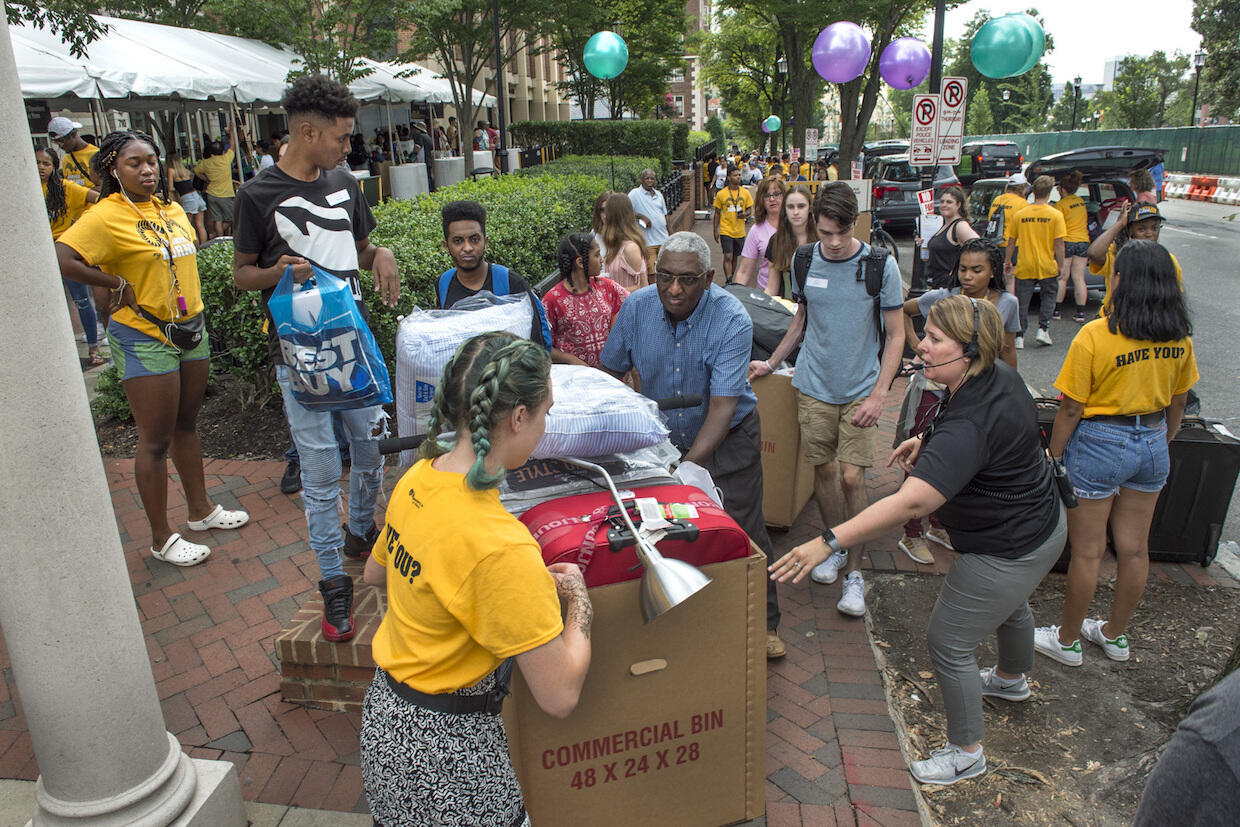 Freshmen students moving into VCU in 2018
