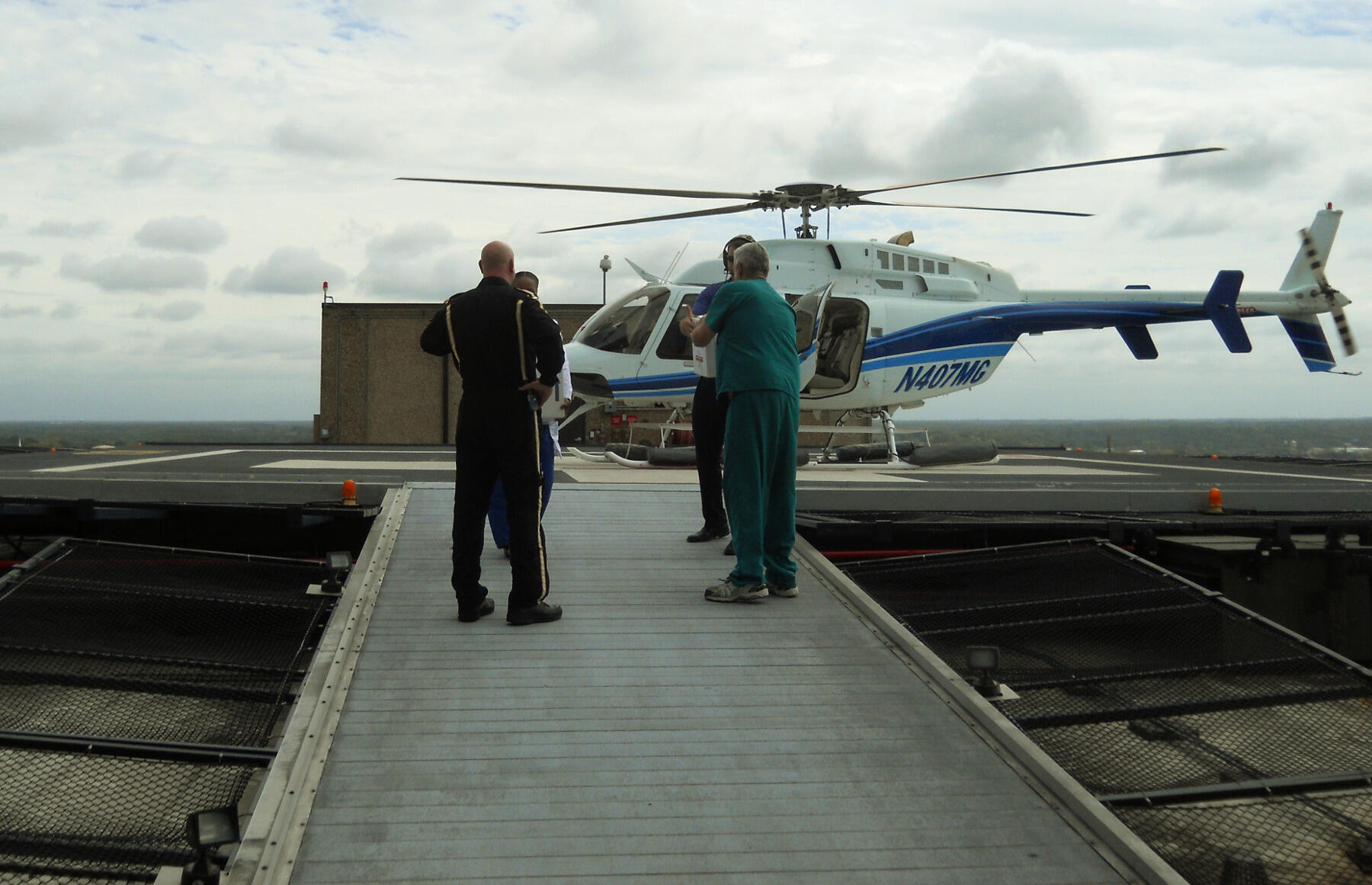VCU Health and Johns Hopkins Hospital personnel swap kidneys at the helipad at VCU Medical Center.
<br>Photo by Maureen Bell