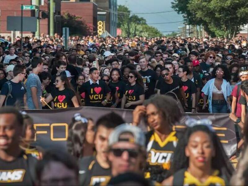 Parade of students in VCU gear. 