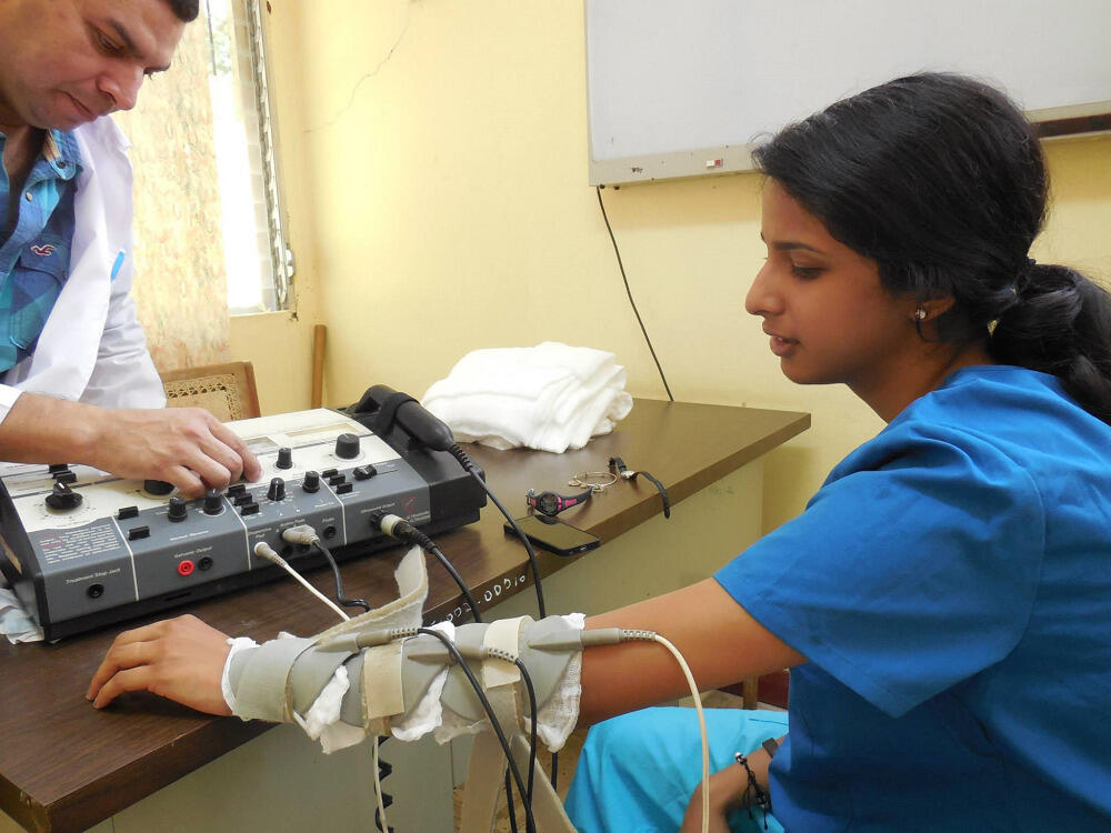 Shruthi Muralidharan (B.S. ’15/En), former president of VCU’s Engineering World Health chapter, works to repair a medical device at a Nicaragua hospital during a 2014 trip.