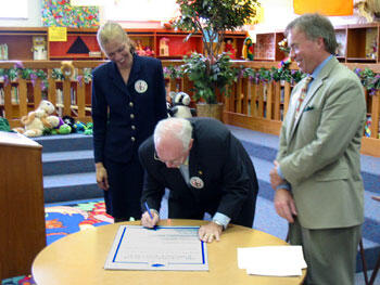 VCU School of Education Associate Dean Diane J. Simon (left) and Virginia Community College System Chancellor Glenn DuBois (right) look on as VCU School of Education Dean William C. Bosher signs the agreement at Woodville Elementary School in Richmond.

Photo by Mike Frontiero, University News Services